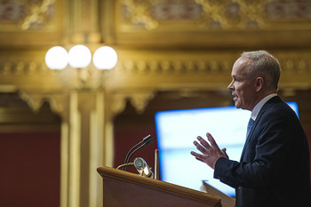 Finansminister Jan Tore Sanner (H) legger frem regjeringens forslag til statsbudsjett for 2021. Foto: Benjamin A. Ward/Stortinget.