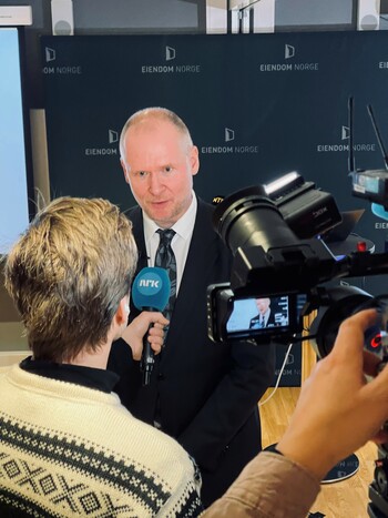 Henning Lauridsen intervjues av NRK etter pressekonferanse
