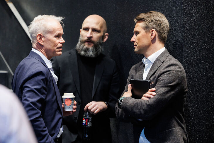 Under Eiendom Norge konferansen 2023. Christoffer Askjer (Sem & Johnsen) til høyre i samtale med Arne Solberg (Finanstilsynet) og Per Nylander (Nylander). Foto: Kilian Munch.