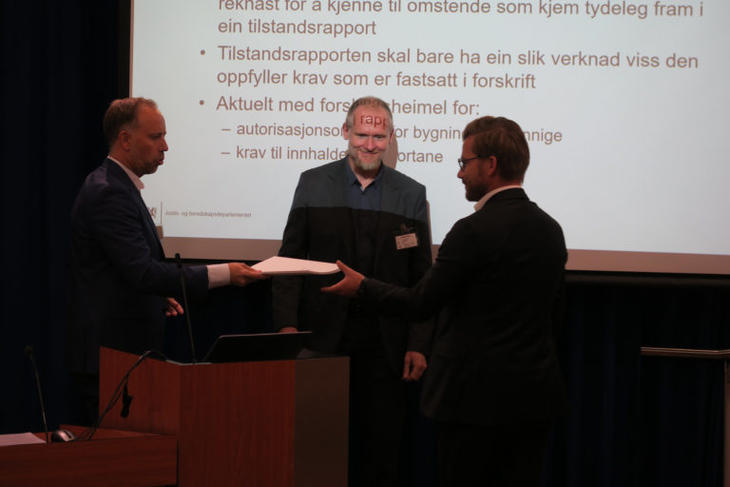 Rapport om dansk boligmodel ble overlevert til statsekretær i Justis og beredskapsdepartementet, Sveinung Rotevatn (V). Foto: Erik Lundersgaard. 