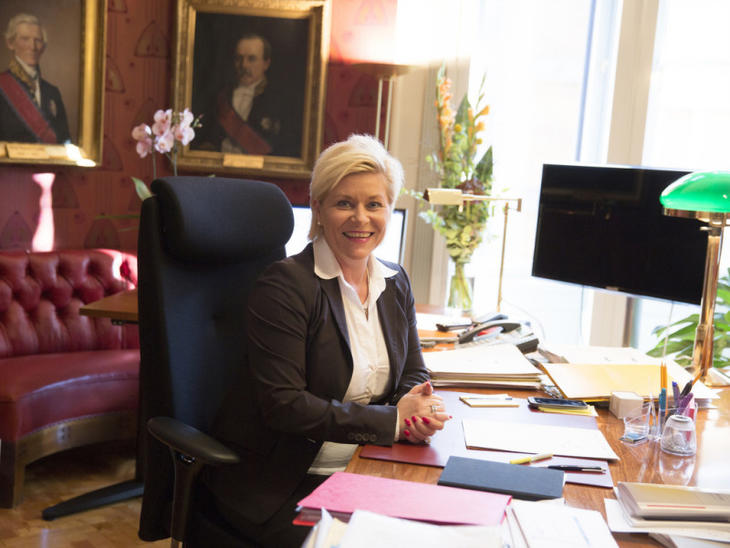 Finansminister Siv Jensen på sitt kontor. Foto: Finansdepartmentet.