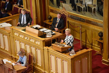 Regjeringens forslag til statsbudsjett for 2016 ble lagt frem onsdag 7. oktober 2015. Finansminister Siv Jensen (FrP) på talerstolen. Foto: Gjermund Nordtug/Stortinget.