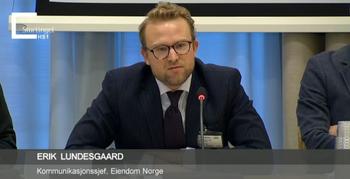 Skjermdump Stortinget.no. Kommunikasjonssjef Erik Lundesgaard under horingen i Stortinget den 9. mai 2016.