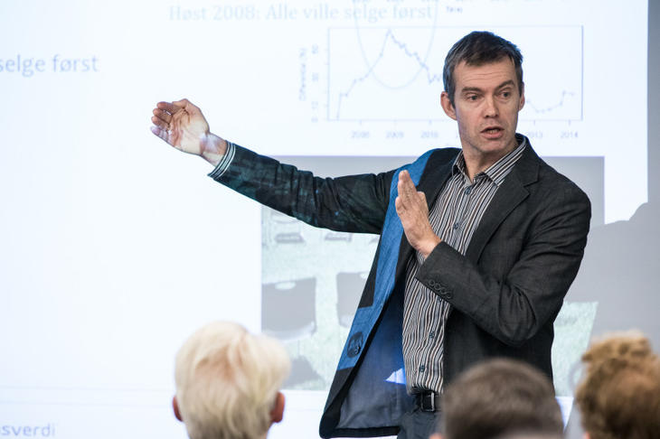 Professor Erling Røed Larsen fordrar på Boligøkonomisk nettverk i regi av Eiendom Norge i oktober 2016. Foto: Johnny Vaet Nordskog.