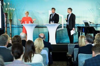 Finansminister Siv Jensen (Frp) og stortingsrepresentant Truls Wickholm (Ap) og debattleder Aslak Bonde på Eiendom Norge konferansen 2017.