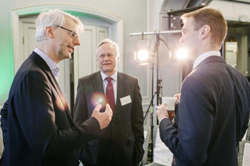 Fra venstre: Paneldeltakerne professor Øystein Thøgersen, tidligere sentralbanksjef Svein Gjedrem og professor Erling Røed Larsen i samtale. Foto: Johnny Vaet Nordskog.